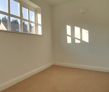 2 bedroom ground floor flat to rent - Photo 2