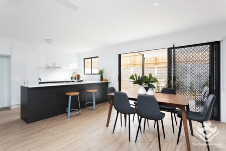 Beautiful 4 Bedroom Townhouse - Photo 2