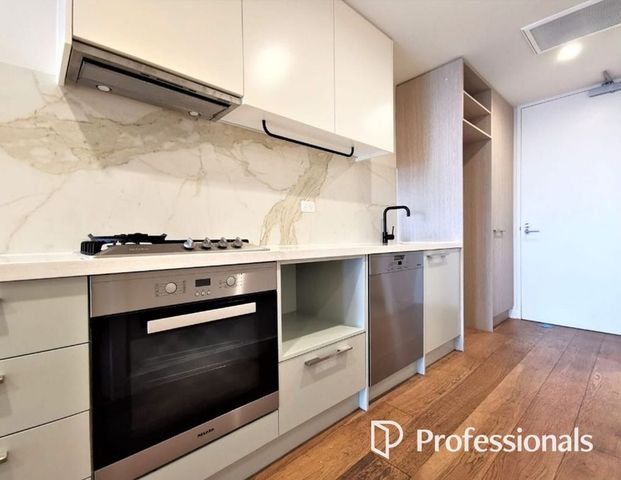 Stylish 1-Bedroom Apartment in Kew with Study - Photo 1