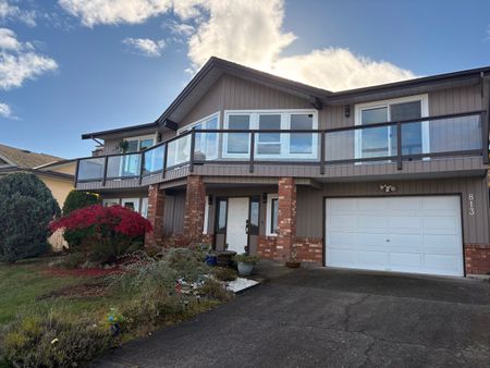 Executive 4-bedroom Home with Full Ocean View – TENANT PENDING - Photo 3