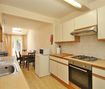 5 bedroom end of terrace house to rent - Photo 2