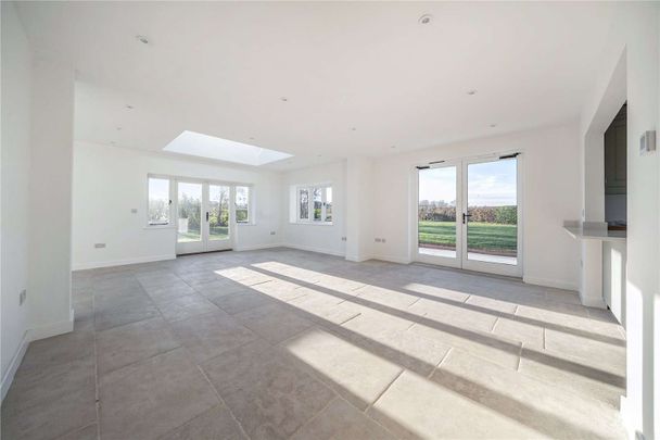 A stunning four-bedroom home in Bucklers Hard near the Beaulieu River - Photo 1
