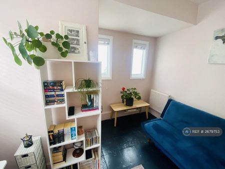 2 bedroom flat to rent - Photo 3