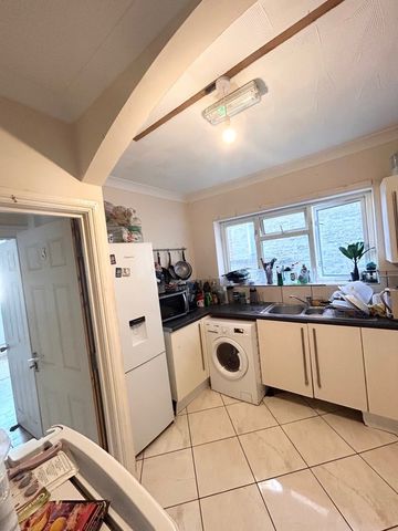 Room in a Shared House, The Polygon, SO15 - Photo 4