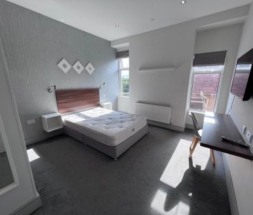 3 bedroom flat to rent - Photo 2