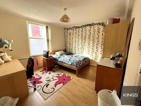 5 bedroom end of terrace house to rent - Photo 4