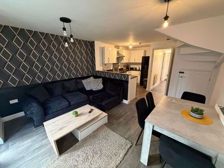 1 x Stylish Double Room in a Modern 4-Bed House Share | Bills Included | B5 7DU Double Room - Photo 3