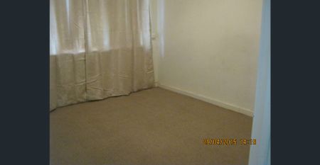 Overseas and locals all welcome. Large 3x1 house on l/up yard. gas cooker and gas hot water pets ok - Photo 5