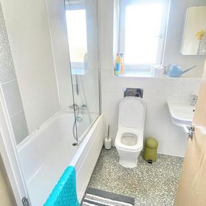 1 bedroom in a house share to rent - Photo 3