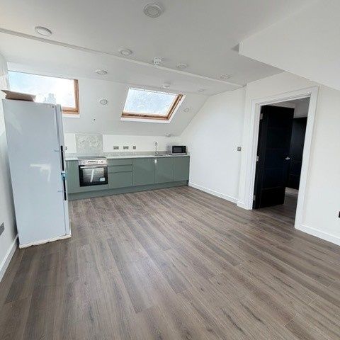 2 Bed Flat, Lea Bridge Road, E10 - Photo 1