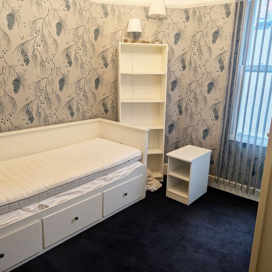 3 Bed Flat, Durnsford Road, SW19 - Photo 1