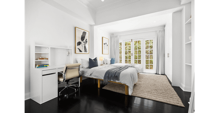 SUNLIT FAMILY RESIDENCE IN EXCLUSIVE HARBOURSIDE ENCLAVE! - Photo 4