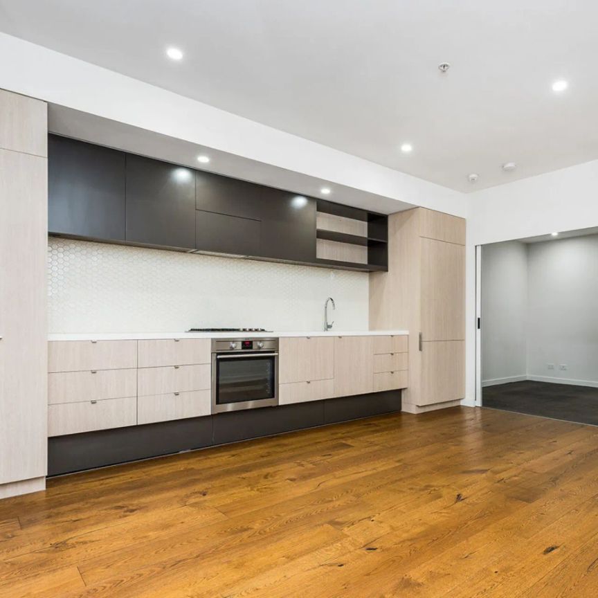 Prime West Melbourne Living Just One Stop from the CBD - Photo 1