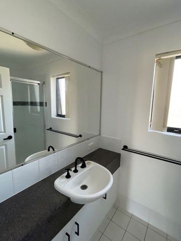 Top Floor Fully Furnished Apartment - Photo 4