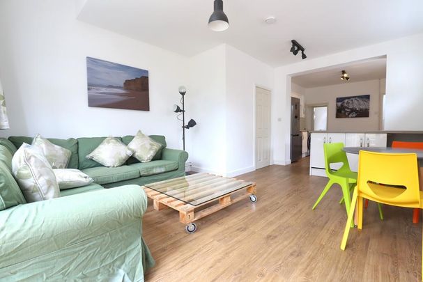 4 bedroom end of terrace house to rent - Photo 1