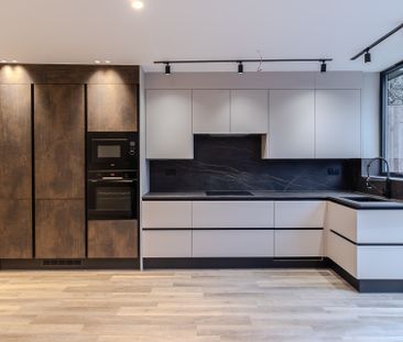 Stunning Recently Converted Ground Floor Maisonette with Smart Home... - Photo 2