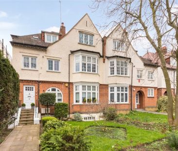 3 bedroom flat in Hampstead - Photo 1