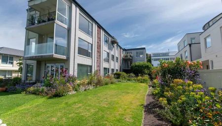 Charming Apartment - Photo 2