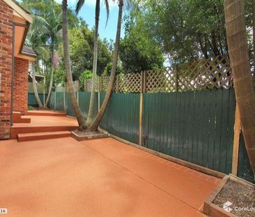 FAMILY SIZED SUBURBAN TOWNHOUSE - Photo 5