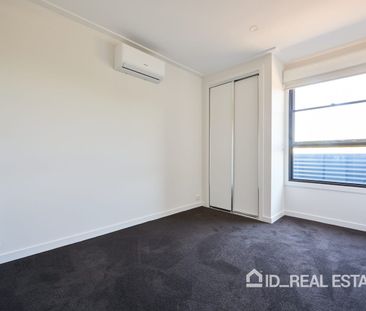 Stylish Yarraville Living with Tandem Garage for Two Cars - Photo 3