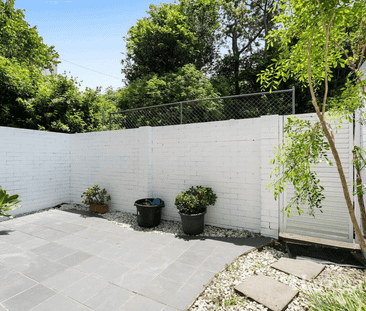 Modern & Convenient Townhouse in Prime Indooroopilly Location - Photo 6