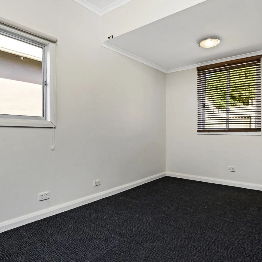 Charming Family Home! - Photo 1