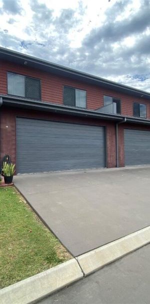Modern 3 Bedroom Townhouse For Rent - Photo 1