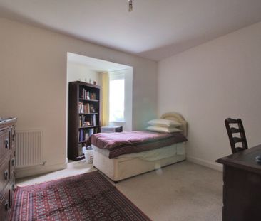 A very well-kept, two bedroom apartment with allocated parking on t... - Photo 6