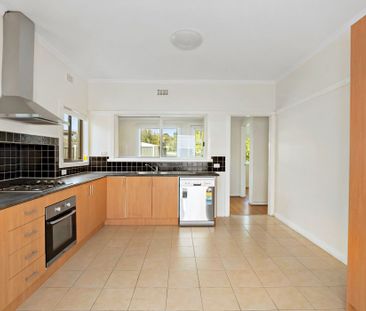 Beautiful three bedroom home in the Frankston High School Zone! - Photo 4