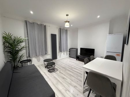 2 Bed Flat, New Road, E1 - Photo 2