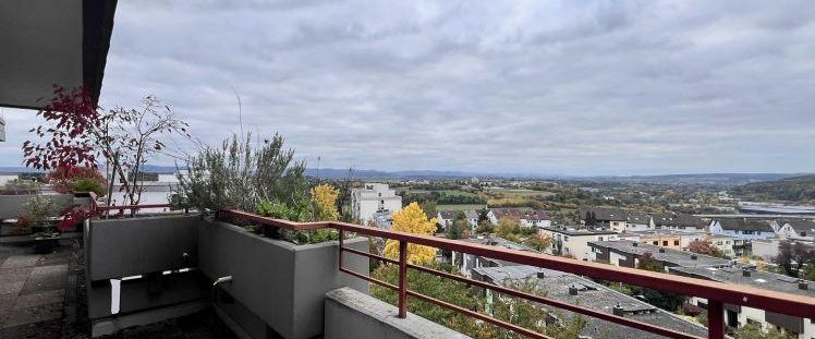 73207 Plochingen: 3,5-Zi-Wohnung mit großer Balkonanlage. 5.OG mit Aufzug. Traumhafte Aussichtslage. - Photo 1