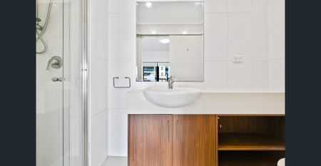 Sunny Executive Style Apartment - Photo 3