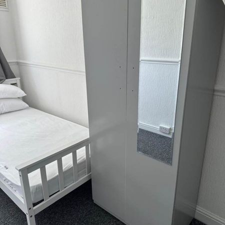 Room in a Shared House, Charlton Crescent, IG11 - Photo 4