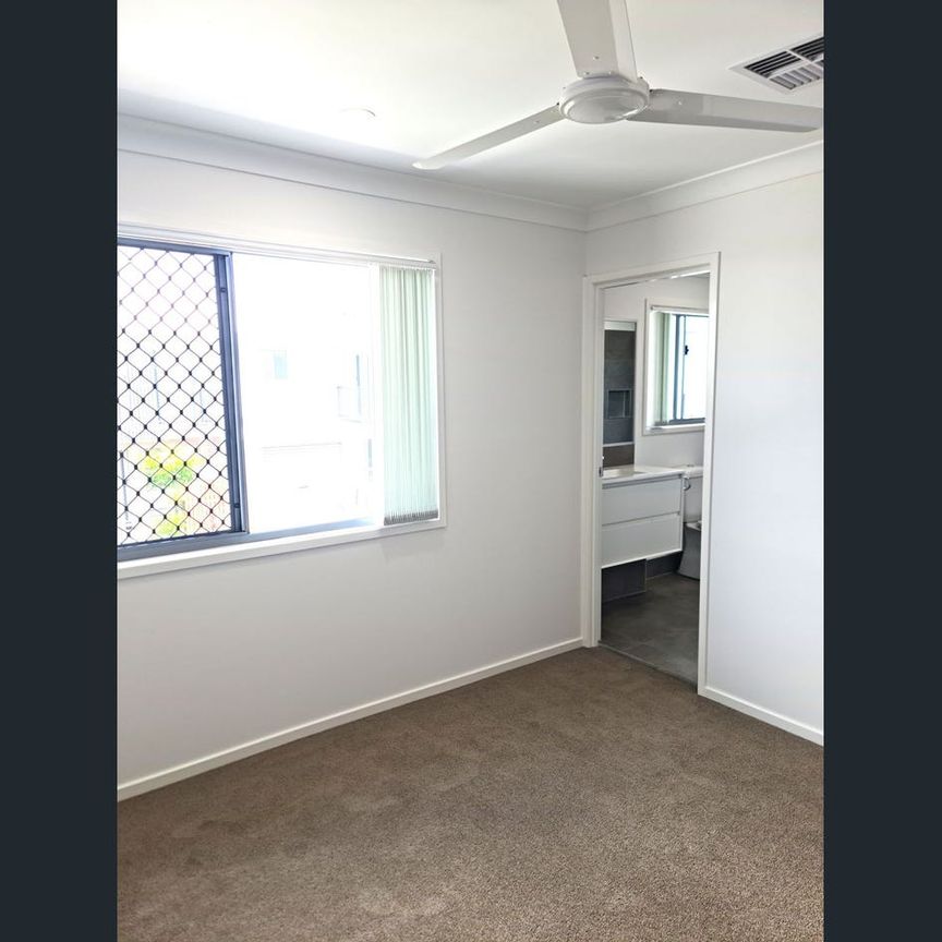 3 BEDROOM 2 BATH TOWNHOUSE WITH DUCTED AIR - Photo 1
