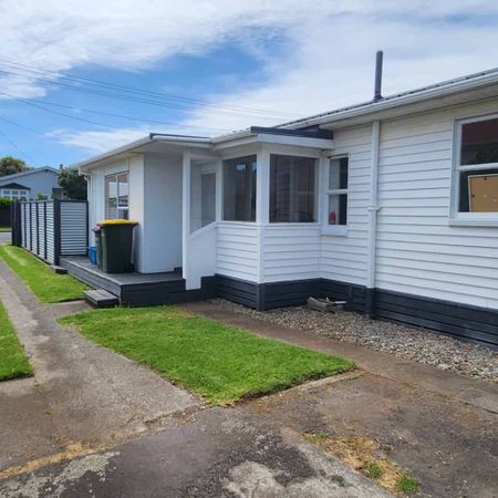 New Plymouth, 3 bedrooms - Photo 3