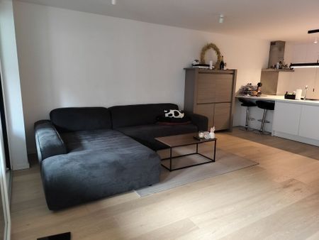 Centraal gelegen appartement met twee slaapkamers, autostaanplaats en terras in Ieper - Photo 2