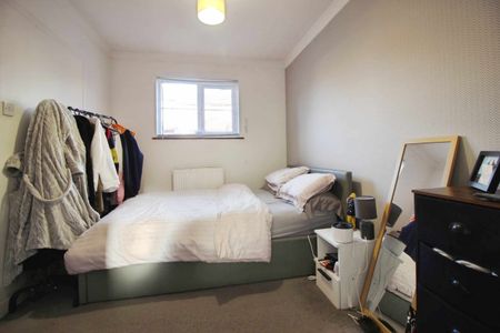 15b Woodshaw Mead, Royal Wootton Bassett, Swindon, Swindon, SN4 - Photo 4