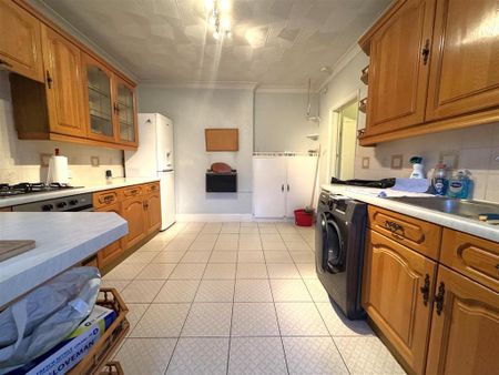 3 bedroom semi-detached bungalow to rent - Photo 3