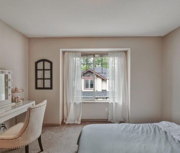 Bright & Spacious Townhome - Photo 4