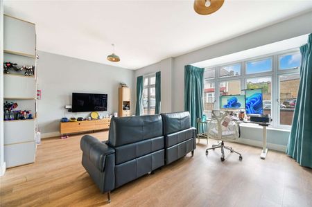 Arranged over 3 floors, this amazing 4 bedroom end-of-terrace house boasts lovely reception, bright and spacious kitchen with dining room, large private garden and 4 sizable double bedrooms. - Photo 3