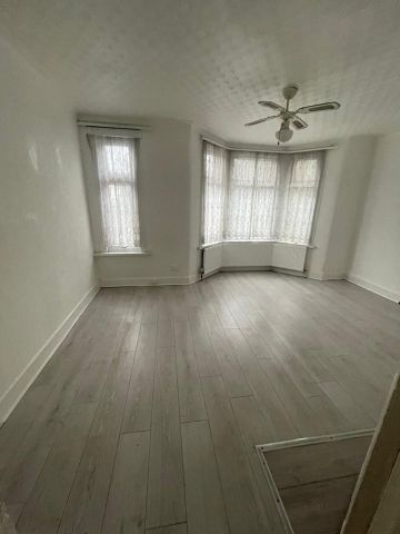 3 Bed Terraced House, London, E6 - Photo 2