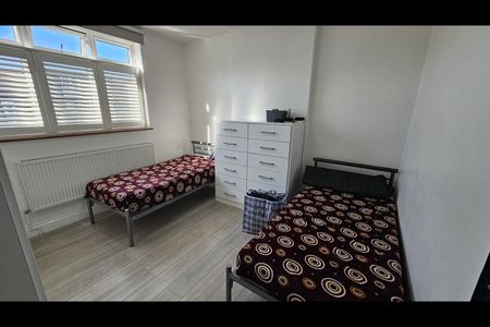 6 Bed Detached House, Streatham Vale, SW16 - Photo 3