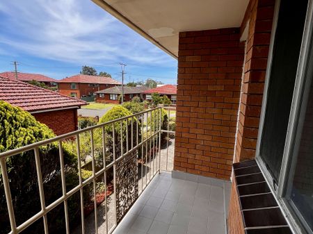 Stylish & Refreshed Two Bedroom Unit In Prime Fairy Meadow Location - Photo 4