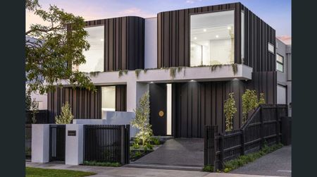 LUXURIOUS FAMILY HOME - Photo 2
