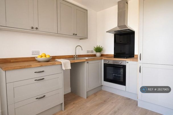 3 bedroom flat to rent - Photo 1