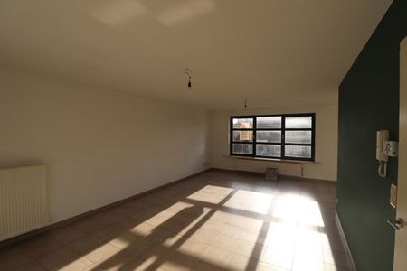 Een appartement op de 1ste verdieping met 2 slaapkamers, terras en garage. - Photo 3