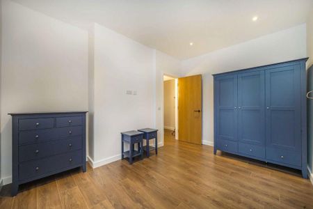 3 bedroom flat to rent - Photo 4