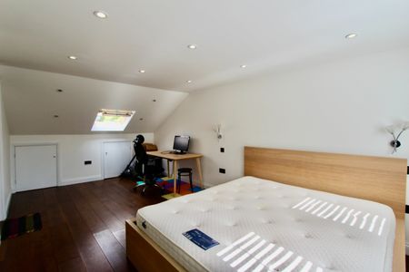 4 Bed Terraced House, Delafield Road, SE7 - Photo 3