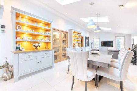 5 bedroom detached house to rent - Photo 4