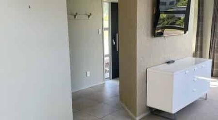 Large Modern house in good neighbourhood - Photo 5